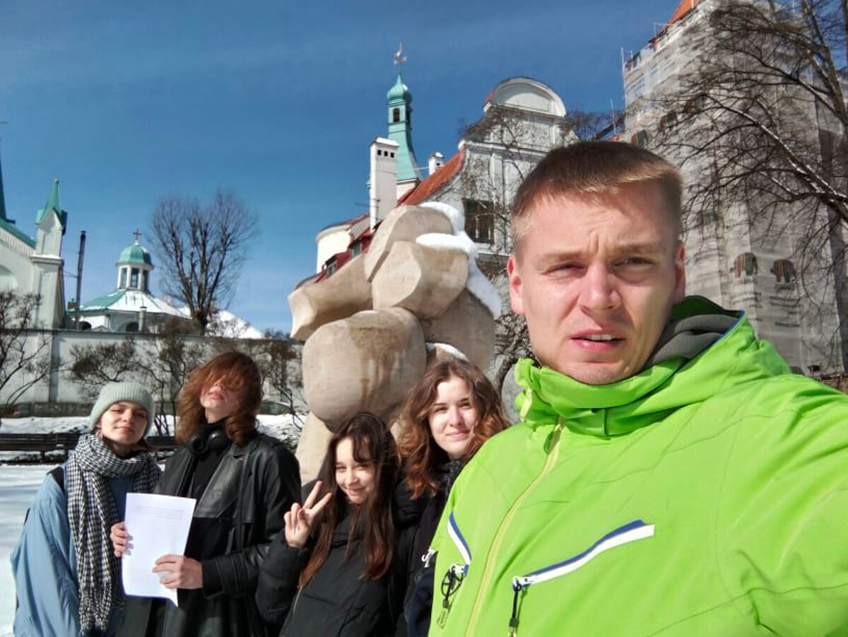 Muzeja pedagoģiskās nodarbības "Orientēšanās pa 1991. gada janvāra Barikāžu notikuma vietām" Rūdolfs Rubenis ar savām ēnām risina āķīgo uzdevumu pie Rīgas pils. Foto: Rūdolfs Rubenis, 06.04.2022