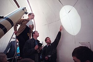 Ilgonis Vilks un astronomijas amatieri ar Kārkliņa teleskopu novēro Merkura pāriešanu Saules diskam. Foto: Toms Grīnbergs