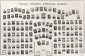 Zemes bagātību pētīšanas institūta kolektīvs 1944. gadā. Otto Birzgaļa foto un salikums. Kolāžas fotogrāfija, fotopapīrs. LU Muzeja krājums.