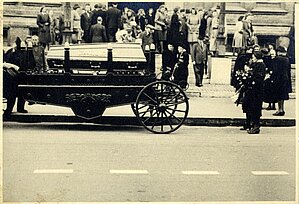 Jāņa Krustiņsona aizvadīšana pie Latvijas Universitātes galvenās ēkas Raiņa bulvārī 19, 1946. gada jūnijā. Foto: no Latvijas Ķīmijas vēstures muzeja krājuma