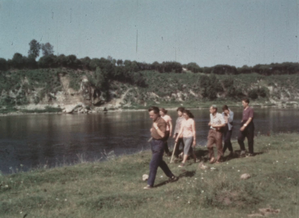 4. attēls. Daugavas krastā iepretim Staburagam kopā ar Jauno ģeologu pulciņa dalībniekiem ap 1964. gadu. Redzams, ka teritorijā ap Staburagu koki jau izcirsti. Kadrs no dokumentālās filmas: no LVKFFDA