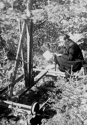 Elga Kaupuša nosaka koku pretestības spēku vēja brāzmām, 1962. Foto: LU Muzeja krājums 