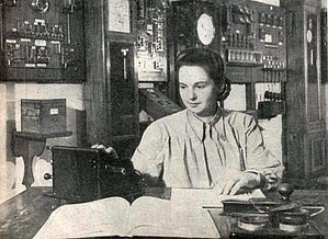 Elga Kaupuša veic novērojumu datu apstrādi, 1954. Foto: žurnāls "Zvaigzne" 1954. Nr 4.