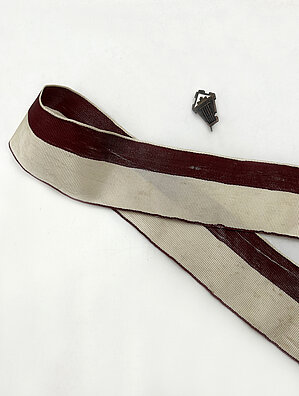 5.att. LU studentu biedrības "Dziesmuvara" savieša lente un nozīmīte. 20. gs. 30. gadi (?). Foto: LU Muzeja krājums, LUM3250