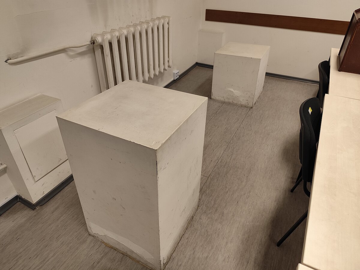 Pulksteņu pagraba postamenti Teoloģijas fakultātes 51. telpā. Foto: Ilgonis Vilks