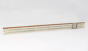 Friča Gulbja logarimiskais lineāls, LU Muzeja LU vēstures kolekcijas, LU Personību apakškolekcija, inv. Nr. LUV7599