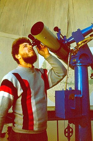 Ilgonis Vilks pie Micar teleskopa, 1987. gads. Foto: LU Muzeja krājums