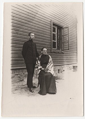 K. Ābele ar māti Bertu Ābeli. 1920. gadu vidus. Foto no Valmieras muzeja krājuma