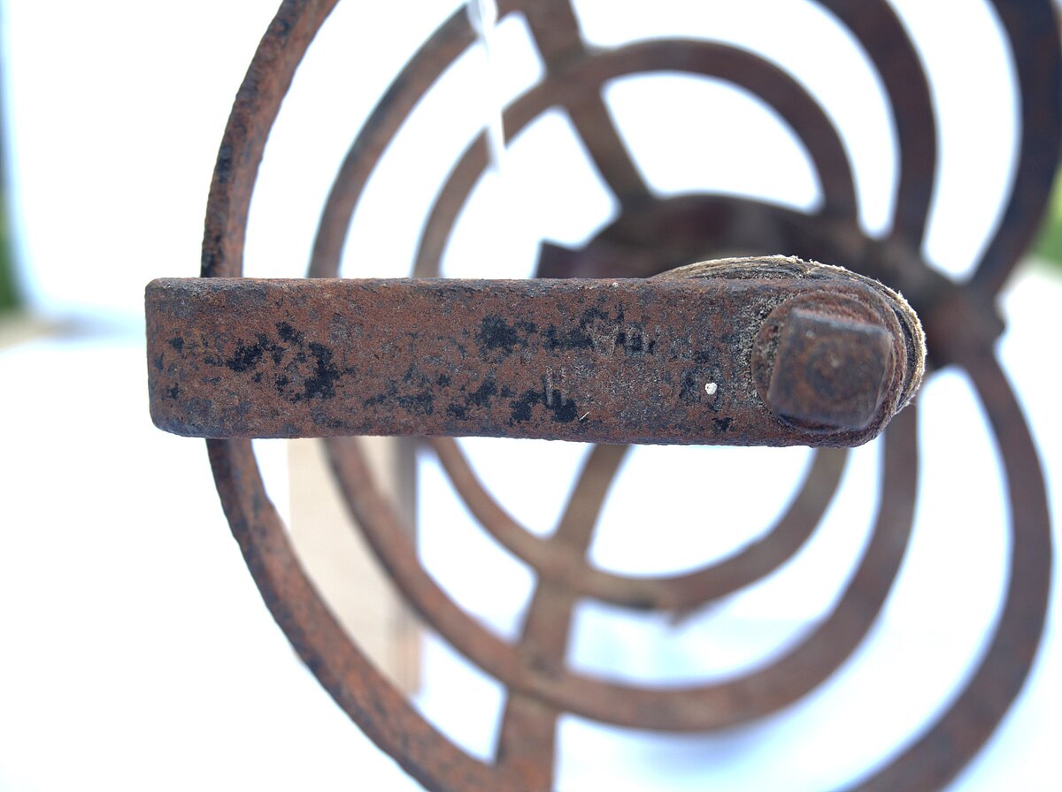 4. att. Rapiera kurvis ar uzrakstu pirms konservācijas. Foto: Gints Ajausks