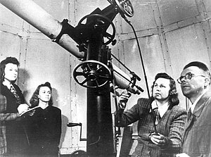 Pasniedzējs Jānis Kalnciems un LVU studenti pie Heides teleskopa 20. gadsimta 50. gados. Foto: LU Muzeja krājums