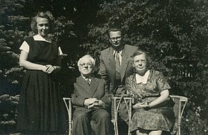 Rožu un Ploriņu ģimenes – stāvs Leonids un Leonora Rozes, sēž – Dr. Aleksandrs Ploriņš un Dr. Amālija Ploriņa. Foto: Rožu ģimenes arhīvs