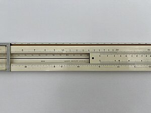 Friča Gulbja logarimiskais lineāls ar numuru un ražotāju, LU Muzeja LU vēstures kolekcijas, LU Personību apakškolekcija, inv. Nr. LUV7599