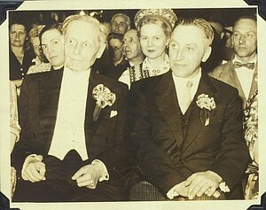 Profesors Ādolfs Ābele un Kārlis Dzirkalis I Vispārējos latviešu dziesmu svētkos Čikāgā, ASV. 1953.gada 31. maijā. LNA_LVA_F1985_US1_GV149
