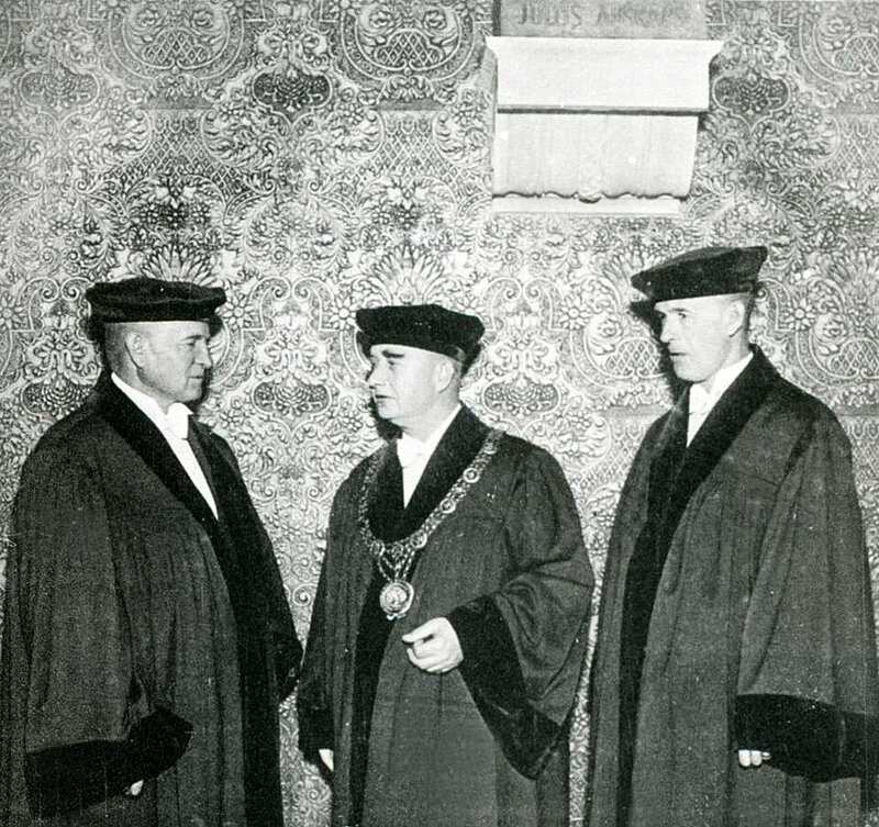 LU SIMTGADES ATKLĀJUMS. Latvijas Universitātes vadība jaunajos amata tērpos