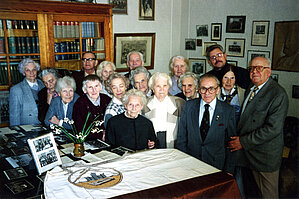 11.att. Trimdā atjaunotā "Dziesmuvaras" karoga nodošana Latvijas Mūzikas akadēmijas prof. Jāzepa Vītola piemiņas istabā. No labās prof. O. Grāvītis, E. Muižarāja, rektors J. Karlsons, A. Līdacis, E. Sedleniece, M. Stiebriņa, M. Vanaga, M. Brence, H. Vītiņš, O. Kiršteine, N. Jirgene, L. Boruka, V. Pēkšēna, A. Meisters, A. Janelsiņa, M. Ģēģere, S. Vīķe.1996. gada 26. maijs. Foto: LU Muzeja krājums, LUM3254