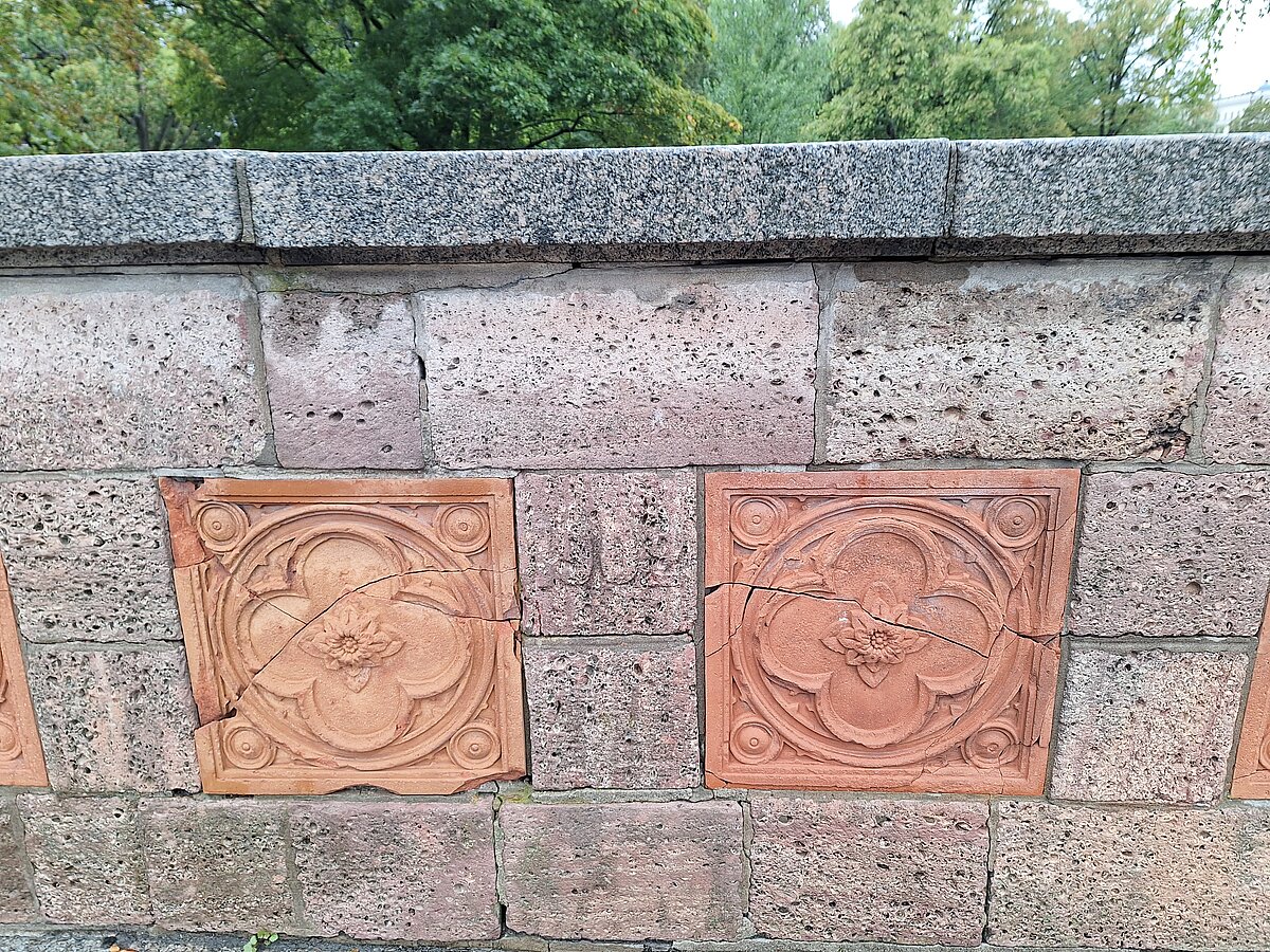 Saulkalnes marmorveida dolomīta būvakmeņi tiltiņā pār Rīgas kanālu. Iebūvēti 1902. gadā, fotografēts 2023. gadā. Foto: V. Hodireva