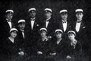 1.att. LU jauktā kora "Dziesmuvara" dibinātāji. No kreisās pirmajā rindā A. Plato, N. Plato, Z. Šmite -Jubase, O. Vītiņa, A. Rozentāle. Otrā rindā no kreisās J. Gundars, V. Vītiņš, A. Vilnieks, J. Plato, A. Podiņš. Foto:  LU Muzeja krājums, LUM3128