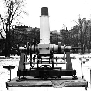 Lielais Heides teleskops kanālmalas novērojumu paviljonā, pēc 1927. gada.  Foto: LU Muzeja krājums