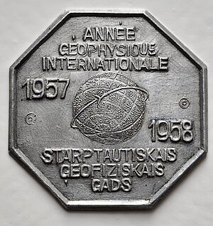 Starptautiskā ģeofizikas gada simbols, 1957. LU Muzeja krājums – CM1168