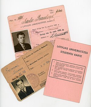 1.att. Latvijas Universitātes Filozofijas nodaļas studenta Kārļa Prauliņa un Mehānikas fakultātes studenta Laimoņa Freimaņa studentu kartes. Foto: LU Muzeja krājums, LUM7759 un LUM7477