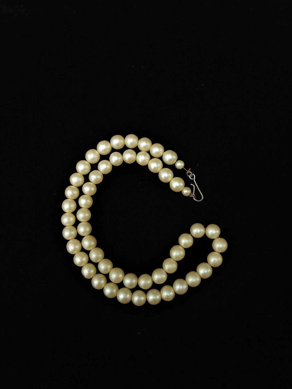 Nelielu mākslīgo pērļu krelles.