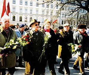 Nacionālo karavīru biedrība noliek ziedus pie Brīvības pieminekļa, Leonids Roze otrais no kreisās puses, 1999. Foto: Rožu ģimenes arhīvs