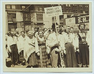 I Vispārējos latviešu dziesmu svētku Čikāgā koru gājiens Mičiganas avēnijā 1953. gada 31. maijā, ASV. LNA_LVA_F1985_US1_GV149