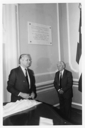 LCP Ārzemju delegācijas sekretārs, LU ģermānistikas absolvents, latviešu studentu vienības Austrums biedrs Leonīds Siliņš ar LU rektoru, fizikas profesoru un latviešu studentu korporācijas Gersicania biedru Juri Zaķi atklāj LU prof. Konstantīna Čakstes piemiņas plāksni, LU Mazajā aulā, 27.09.1994 (Foto: no LU Muzeja krājuma)