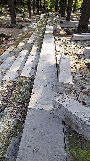 Vācijas travertīns no Bad Langenzalcas restaurācijai un aizvietošanai Rīgas Brāļu kapos 2025.gadā. Foto: V. Hodireva 