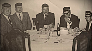 Studentu korporācijas Latvia saviesīgais vakars Jāņa Ozoliņa mājās, 1961. g. Mineapolē (ASV). No kreisās: Jānis Ozoliņš,  Ģirts Jātnieks, E. Ķiploks, Vilis Vikmanis un Raitis Schefers. Foto: Studentu korporācijas Latvia Latvia arhīvs