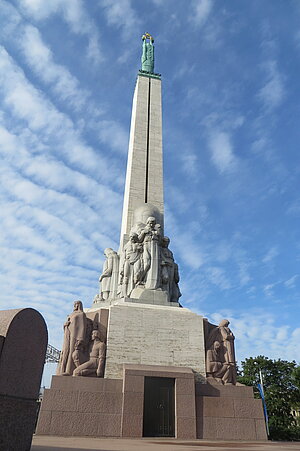 7. att. Travertīna apdares plākšņu ietērps piemineklī pēc restaurācijas, fotografēts 2020. gadā. Foto: V. Hodireva 
