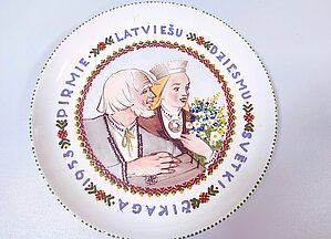 Šķīvis,piemiņlieta no I Vispārējiem latviešu dziesmu svētkiem Čikāgā, ASV 1953. gadā. “Latvieši pasaulē- muzejs un pētniecības centrs” krājums.