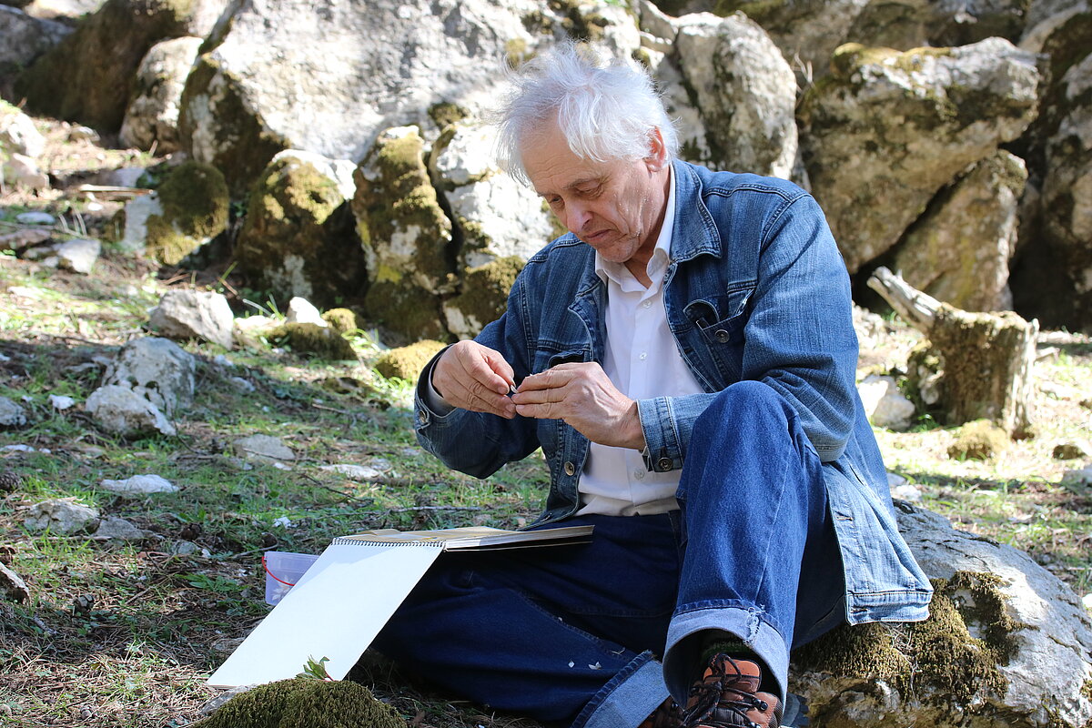 Jānis Rukšāns gatavo Crocus rhodensis Rukšāns herbāriju Rodas salā 2017. gadā. Foto: Jāņa Rukšāna personīgais arhīvs.