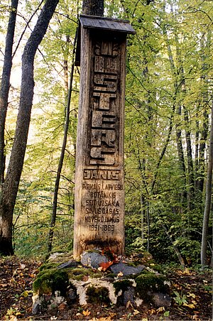 Jāņa Ilstera piemiņas dienā 1973. gada 27. maijā Vestienas pagasta Gretēs atklātais viņam veltītais piemiņas stabs (foto no LUM krājuma)