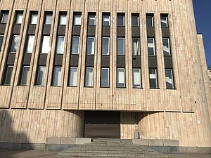 Devona vecuma marmorveida dolomītu ietērps Rīgas Kongresu nama ārsienās. Būve pabeigta 1982. gadā, fotografēts 2020. gadā. Foto: V. Hodireva