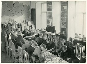 J. Greste nodarbībā. Foto: LU Muzeja krājums.