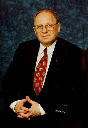 Ievērojamākais polarogrāfijas eksperts Latvijā, fizikālķīmiķis, zinātņu vēsturnieks un sabiedriskais darbinieks Jānis Stradiņš (1933-2019). http://archive.lza.lv/ww3 /scientists/stradinsj.htm