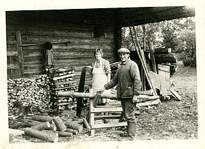 A. Špona ar tēvu Pēteri malkas darbos. Foto: A. Šponas personīgais arhīvs