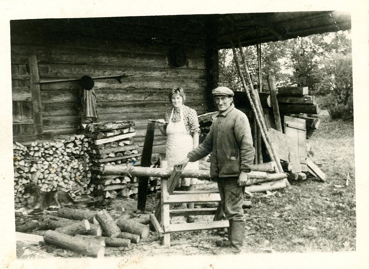 A. Špona ar tēvu Pēteri malkas darbos. Foto: A. Šponas personīgais arhīvs