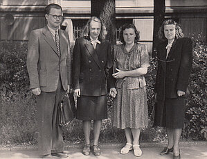 1952. gada izlaidums, no kreisās puses Leonids un Leonora Rozes, Biruta Sala, Velta Vimba, 1952. Foto: LU Muzeja krājums