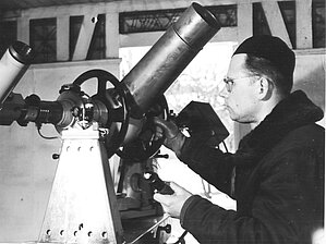 Leonids Roze pie APM-10 pasāžinstrumenta kanālmalas paviljonā, ap 1960. gadu. Foto: LU Muzeja krājums