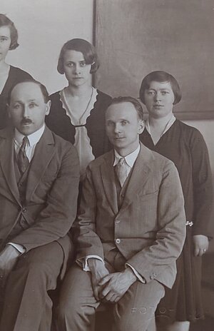 Anna Āboliņa 2. rindā pa labi, blakus S. Abrahamsone. 1. rindā pa labi. N. Lebedinskis, blakus L. Āboliņš. 1929. g. Foto: LU Muzeja Zooloģijas kolekciju krājums, ZOO1232/1