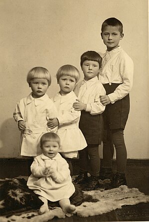 Rožu ģimene – no labās puses stāv Leonids, Sigurds, Normunds un Raimunds, sēž Izolde. Foto: Rožu ģimenes arhīvs