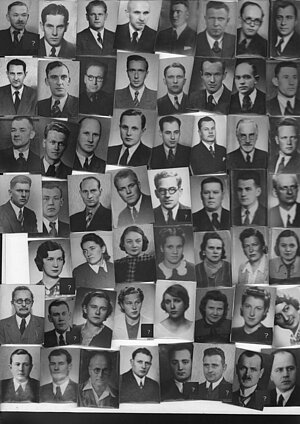 Zemes bagātību pētīšanas institūta 55 darbinieku fotogrāfijas, kas izmantotas kolāžas veidošanā. Otto Birzgaļa foto. Fotogrāfijām otrā pusē ir līmējuma pēdas un uzvārdi.