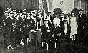 6.att. LU studentu biedrības "Dziesmuvara" goda biedri ar diriģentu Ādolfu Ābeli un mācītāju Voldemāru Maldoni. 1930. gada 9. aprīlī. Foto: LU Muzeja krājums, LUM3128