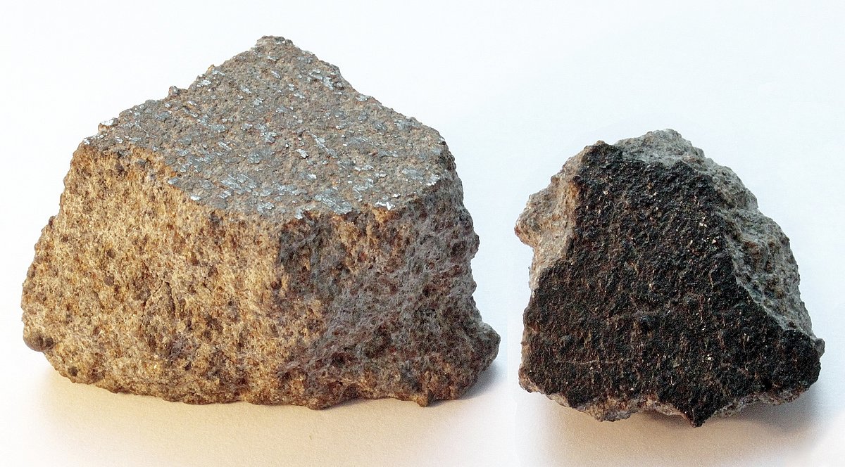 Baldones meteorīta fragmenti LU Muzeja meteorītu kolekcijā. I. Vilka foto