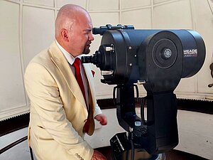 Vitālijs Kuzmovs pie jaunā Meade teleskopa, 2025. gads. Foto: Mārtiņš Keruss