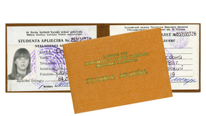 3.att. Latvijas Valsts universitātes Filoloģijas fakultātes Žurnālistikas specialitātes neklātienes nodaļas studentes Ditas Grutupas studentes apliecība. Foto: LU Muzeja krājums, LUM7778