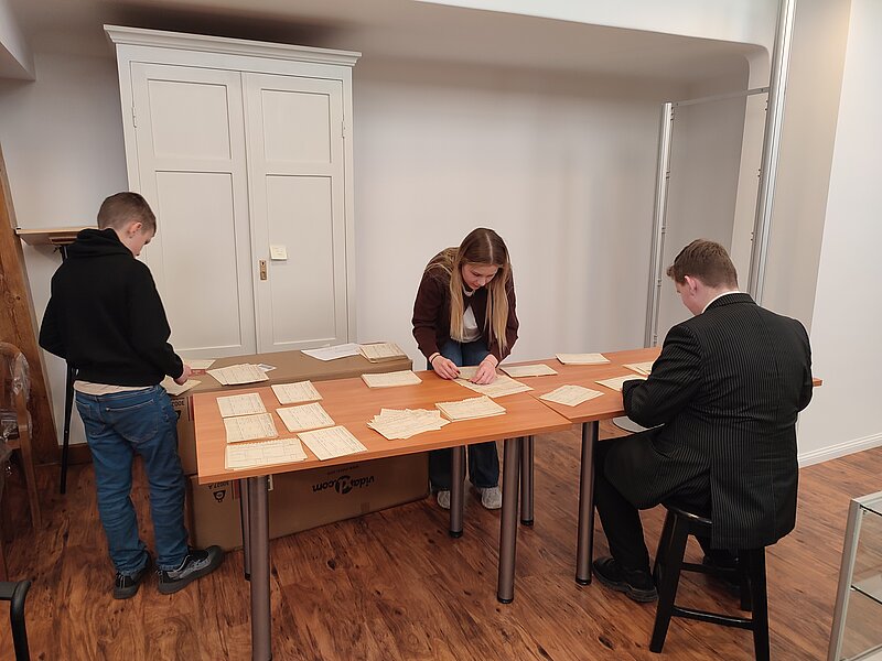 Ēnas starp meteorītiem, iežiem un vēstures stāstiem - Ēnu diena 2025