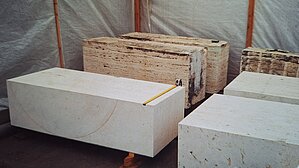Piesārņotie un jaunie sagatavotie aizvietošanai Itālijas travertīna bloki pie Brīvības pieminekļa 2001. gadā. Foto: V. Hodireva